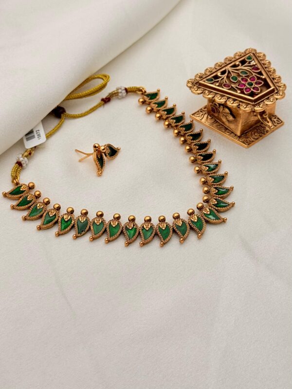 EMERALD GRACE ANTIQUE NECKLACE SET