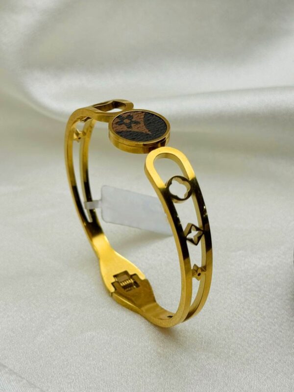 THE HERITAGE BLOOM GOLD-PLATED BANGLE B-104