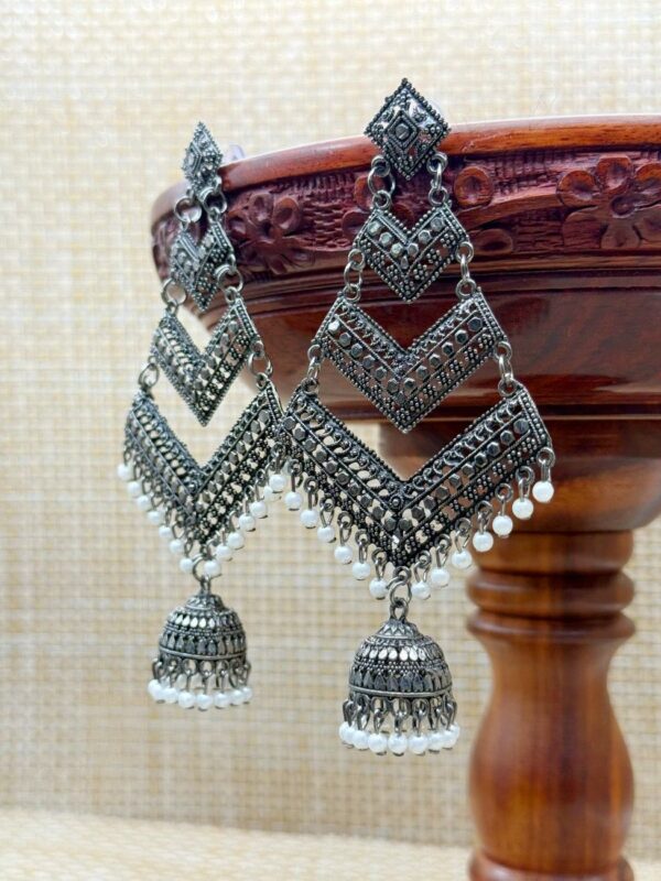 SILVER CHEVRON PEARL DROP DANGLE EARRINGS E-144
