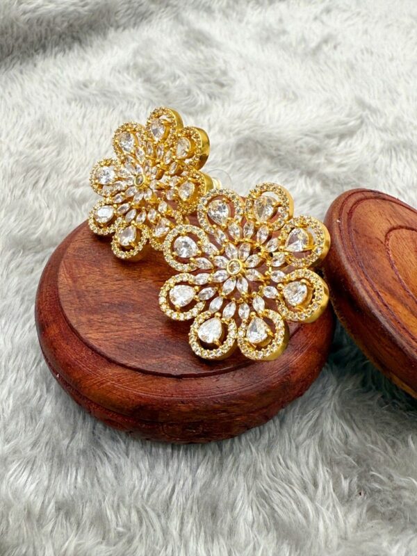 GOLD TONE WEDDING BLOOM STUDS E-179