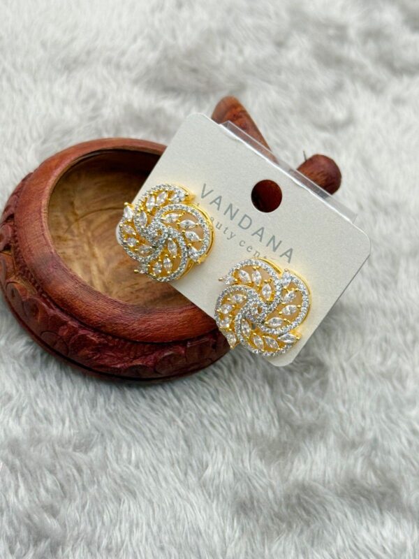 DAZZLE WITH AURA CRYSTAL BLOOM STUDS E-187