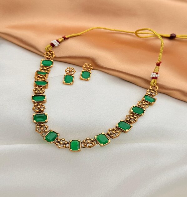 ANTIQUE EMERALD CUT KEMP STONE CHOKER SET